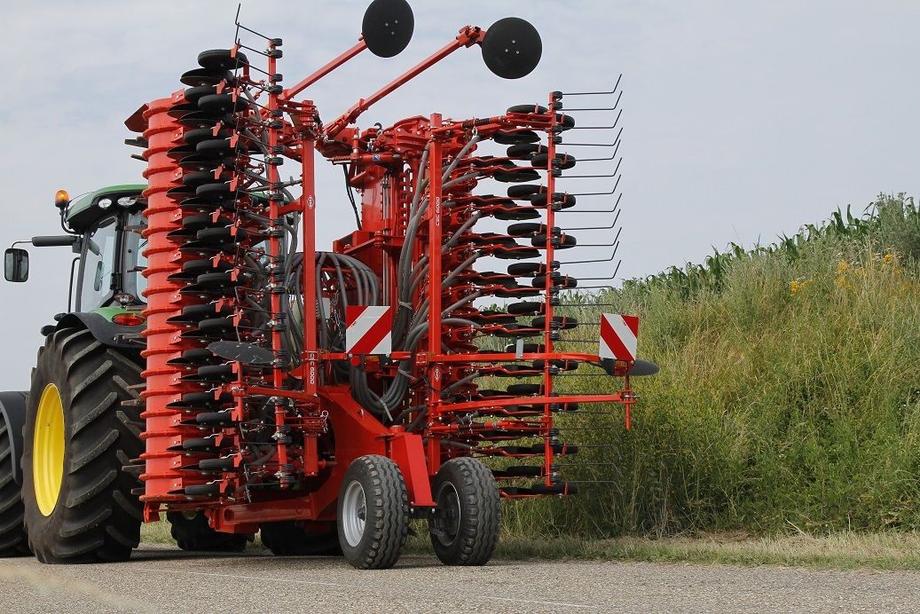 Le Nouveau Combin De Semis Kuhn CSC 6000 Est Coupl e La TF 1500 le-nouveau-combin-de-semis-kuhn-csc-6000-est-coupl-e-la-tf-1500